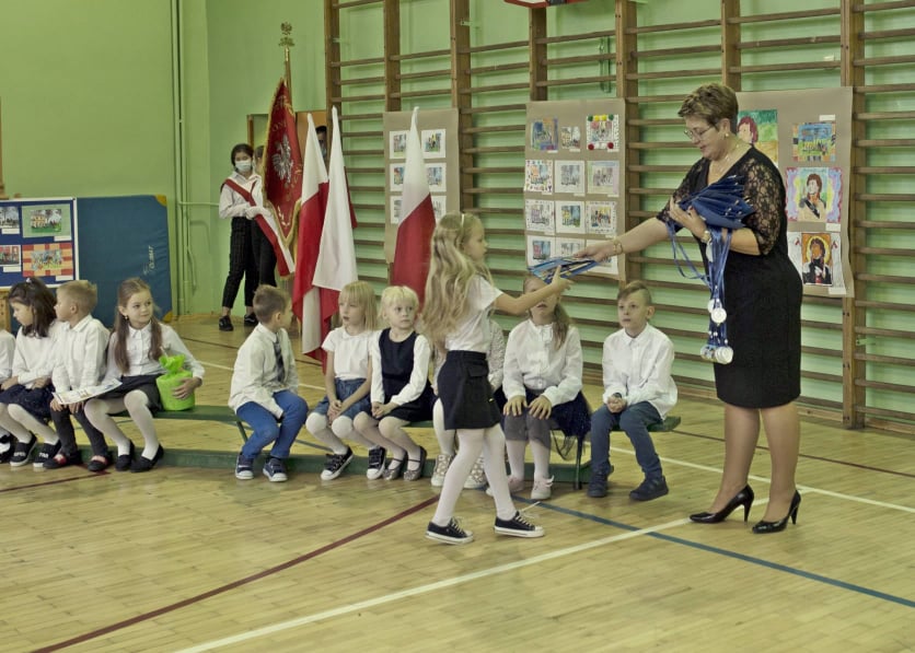 Uczniowie klas pierwszych podczas pasowania