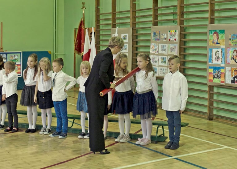 Uczniowie klas pierwszych podczas pasowania