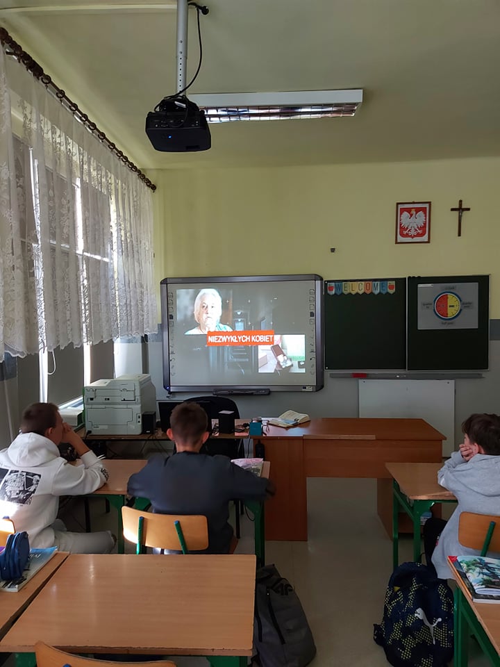 Uczniowie oglądający film
