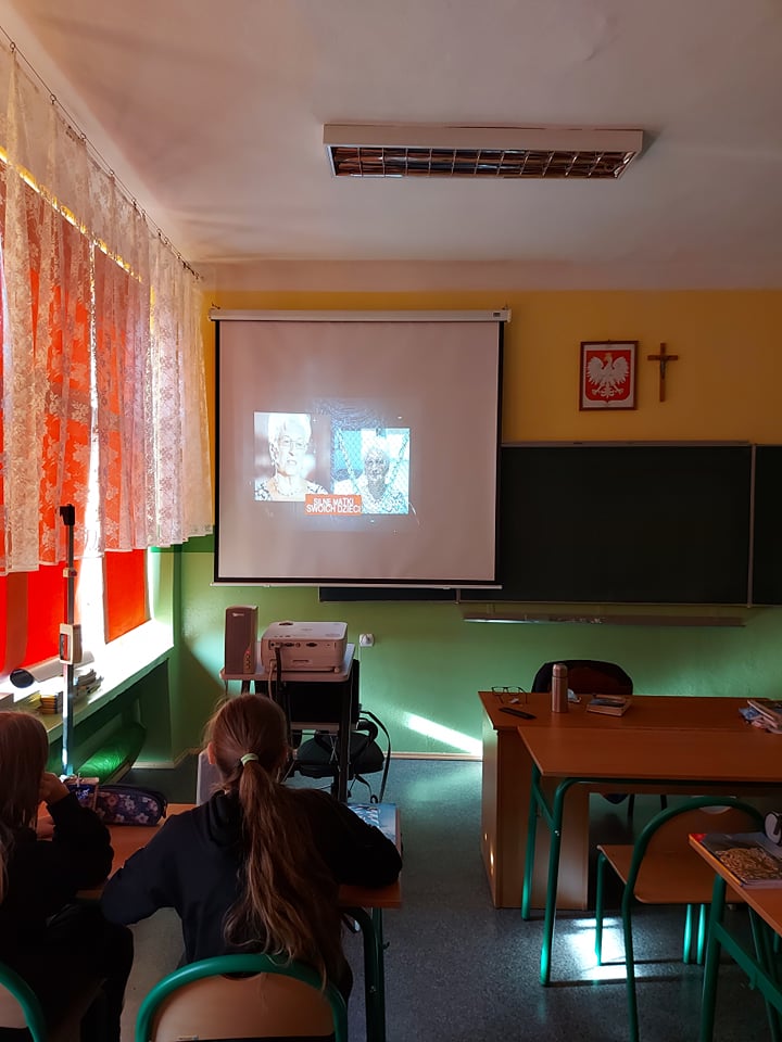 Uczniowie oglądający film