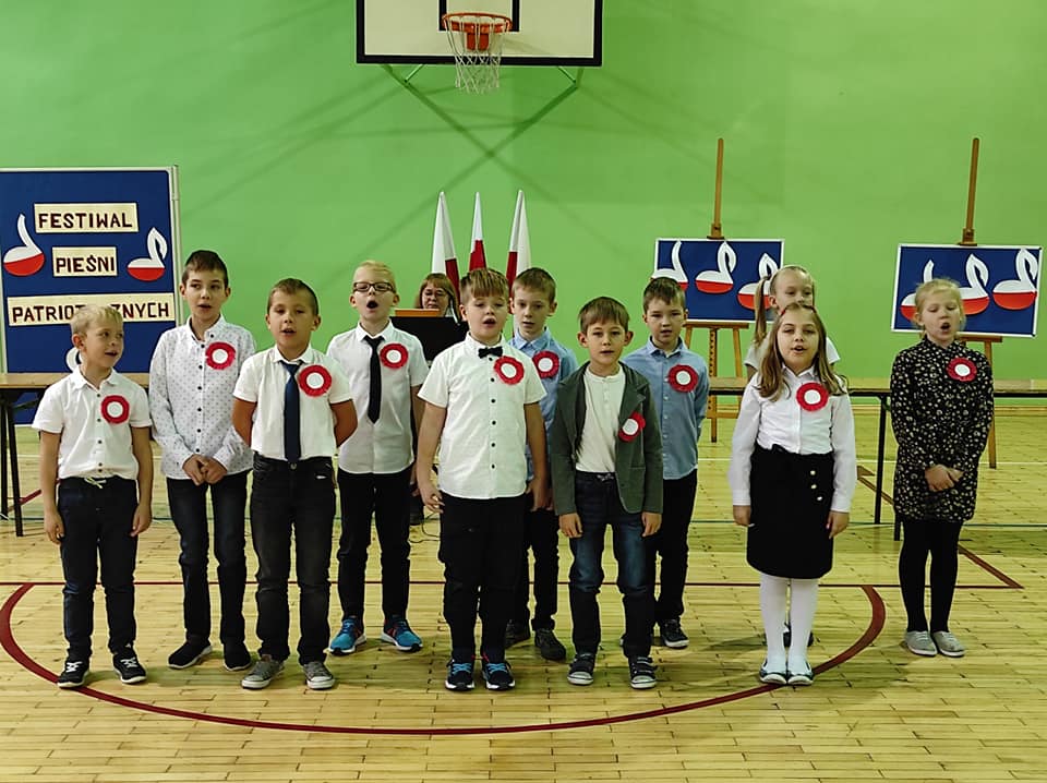 Uczniowie śpiewają pieśń patriotyczną