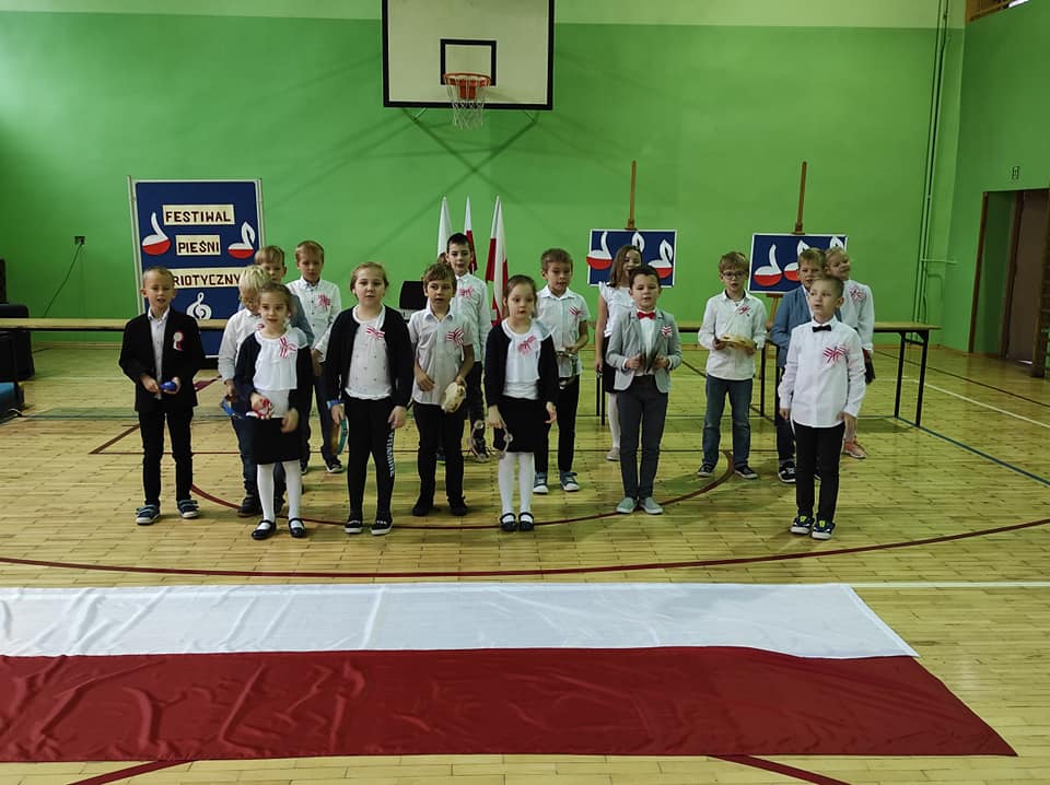 Uczniowie śpiewają pieśń patriotyczną