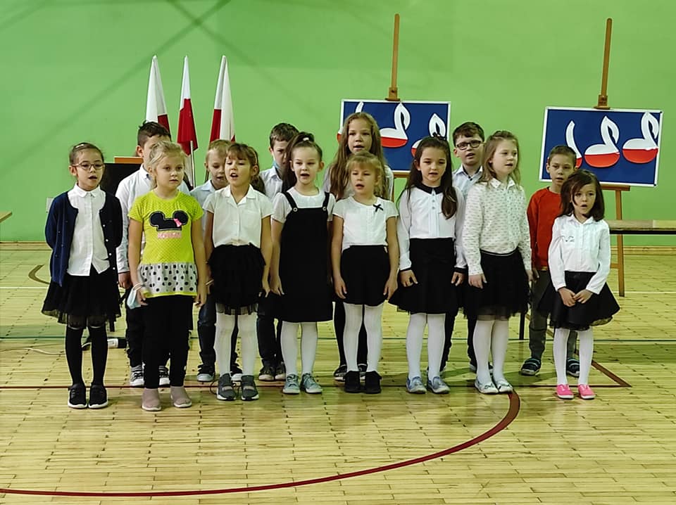 Uczniowie śpiewają pieśń patriotyczną
