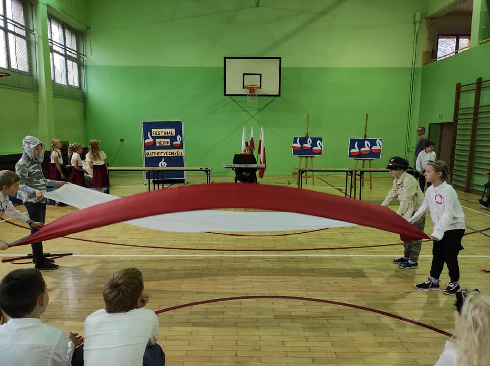 Uczniowie śpiewają pieśń patriotyczną