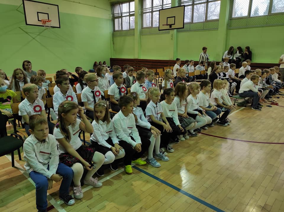 Uczniowie śpiewają pieśń patriotyczną