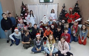 Uczniowie klasy 5 podczas spotkania z Mikołajem