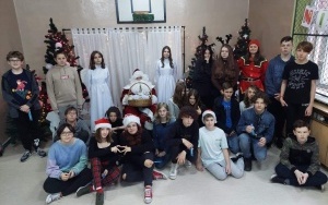 Uczniowie klasy 8b podczas spotkania z Mikołajem