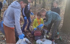 Uczniowie podczas sprzątania okolicznego terenu w ramach akcji Sprzątamy dla Polski (4)