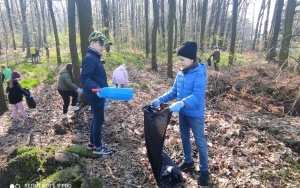 Uczniowie podczas sprzątania okolicznego terenu w ramach akcji Sprzątamy dla Polski (11)