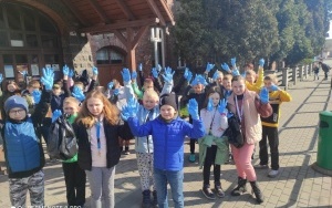 Uczniowie podczas sprzątania okolicznego terenu w ramach akcji Sprzątamy dla Polski (12)