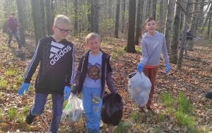 Uczniowie podczas sprzątania okolicznego terenu w ramach akcji Sprzątamy dla Polski (13)