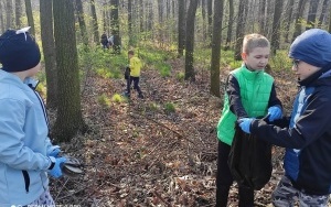 Uczniowie podczas sprzątania okolicznego terenu w ramach akcji Sprzątamy dla Polski (4)