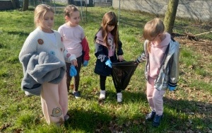 Uczniowie podczas sprzątania okolicznego terenu w ramach akcji Sprzątamy dla Polski (13)