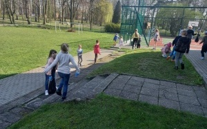 Uczniowie podczas sprzątania okolicznego terenu w ramach akcji Sprzątamy dla Polski (17)