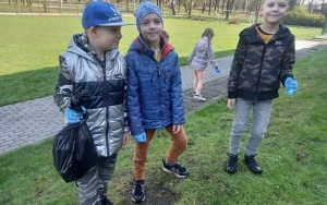 Uczniowie podczas sprzątania okolicznego terenu w ramach akcji Sprzątamy dla Polski (18)