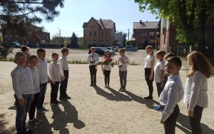Złożenie kwiatów i zapalenie zniczy pod pomnikiem P.Furgoła przez uczniów Szkoły Podstawowej nr 4 w Czerwionce-Leszczynach