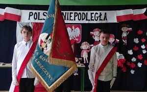 Uczniowie podczas akademii z okazji Święta Niepodległości 11 listopada (9)