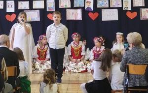 Zdjęcia uczniów klas 1-3 podczas Dnia Babci i Dziadka (5)