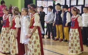 Zdjęcia uczniów klas 1-3 podczas Dnia Babci i Dziadka (9)