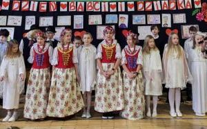 Zdjęcia uczniów klas 1-3 podczas Dnia Babci i Dziadka (12)