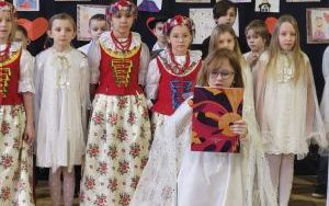 Zdjęcia uczniów klas 1-3 podczas Dnia Babci i Dziadka (14)