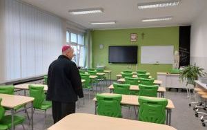 Wizerunek ks bp dr Grzegorza Olszowskiego z nauczycielami podczas wizyty w szkole (8)