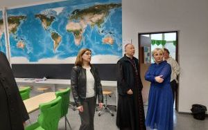 Wizerunek ks bp dr Grzegorza Olszowskiego z nauczycielami podczas wizyty w szkole (6)