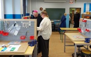 Wizerunek ks bp dr Grzegorza Olszowskiego z nauczycielami podczas wizyty w szkole (5)