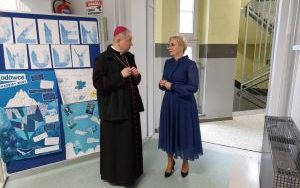 Wizerunek ks bp dr Grzegorza Olszowskiego z nauczycielami podczas wizyty w szkole (2)