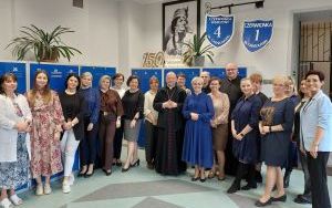 Wizerunek ks bp dr Grzegorza Olszowskiego z nauczycielami podczas wizyty w szkole (1)