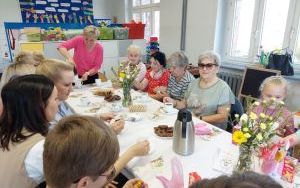 Seniorki i dzieci podczas spotkania (4)