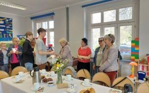 Seniorki i dzieci podczas spotkania (1)
