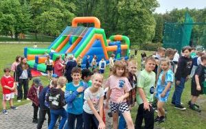 Uczniowie podczas zabaw, aktywności sportowych i wielu innych atrakcji w Dniu Dziecka (3)