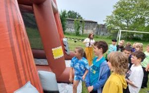 Uczniowie podczas zabaw, aktywności sportowych i wielu innych atrakcji w Dniu Dziecka (2)