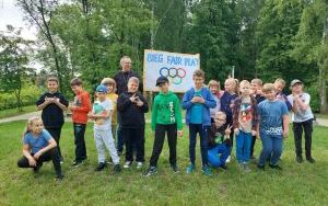 Uczniowie podczas zabaw, aktywności sportowych i wielu innych atrakcji w Dniu Dziecka (1)
