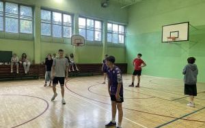 Uczniowie podczas zabaw, aktywności sportowych i wielu innych atrakcji w Dniu Dziecka (13)