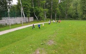 Uczniowie podczas zabaw, aktywności sportowych i wielu innych atrakcji w Dniu Dziecka (12)