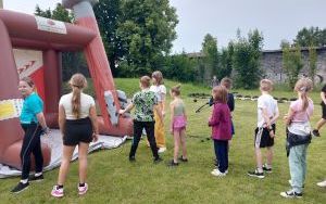Uczniowie podczas zabaw, aktywności sportowych i wielu innych atrakcji w Dniu Dziecka (11)