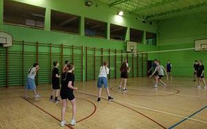 Uczniowie podczas zabaw, aktywności sportowych i wielu innych atrakcji w Dniu Dziecka (10)