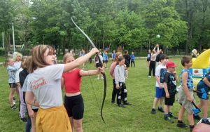 Uczniowie podczas zabaw, aktywności sportowych i wielu innych atrakcji w Dniu Dziecka (9)
