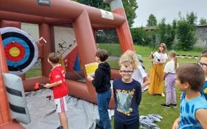 Uczniowie podczas zabaw, aktywności sportowych i wielu innych atrakcji w Dniu Dziecka (8)