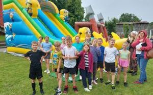 Uczniowie podczas zabaw, aktywności sportowych i wielu innych atrakcji w Dniu Dziecka (7)