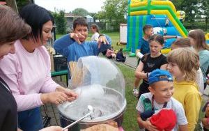 Uczniowie podczas zabaw, aktywności sportowych i wielu innych atrakcji w Dniu Dziecka (6)